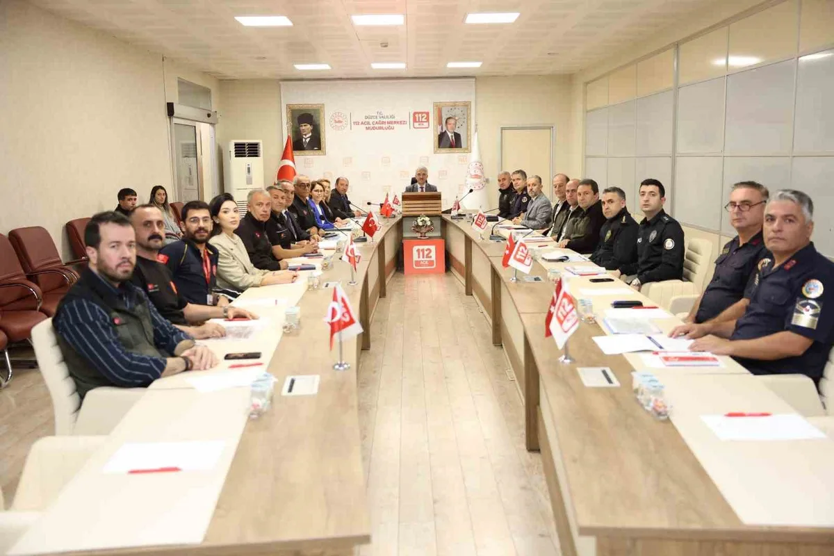 Düzce'de acil çağrı hizmetleri Vali Makas başkanlığındaki toplantıda ele alındı