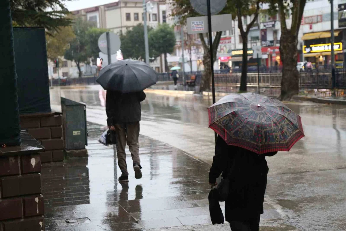 Kastamonu'da sarı kodlu sağanak sürecek, kıyı ilçelerinde çok kuvvetli yağış bekleniyor