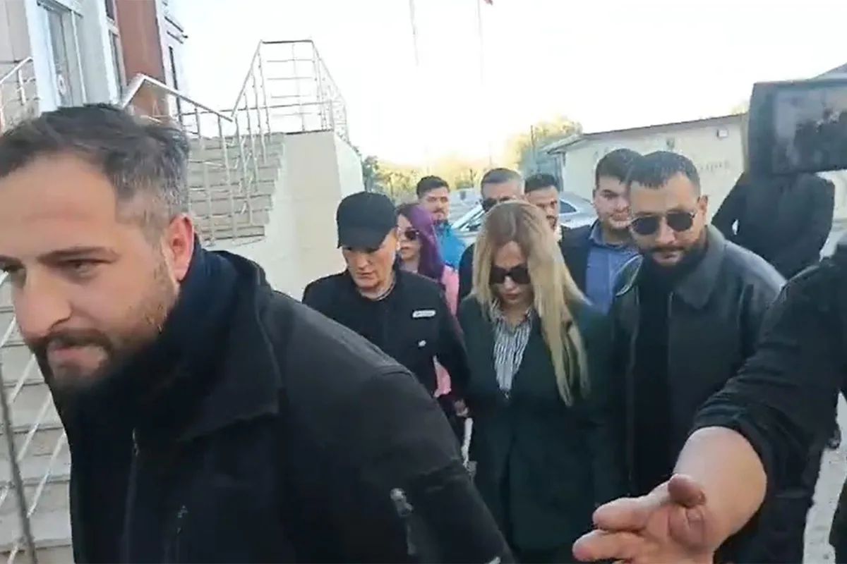 Güllü davasında dikkat çeken ayrıntı! Tuğyan'ın avukatı adliyeye korumalarla geldi