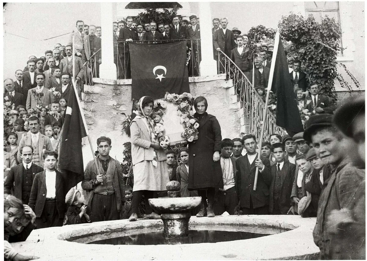 Manisa Demirci'de 1928'deki Cumhuriyet fotoğrafı 98 yıl sonra yeniden canlandırıldı