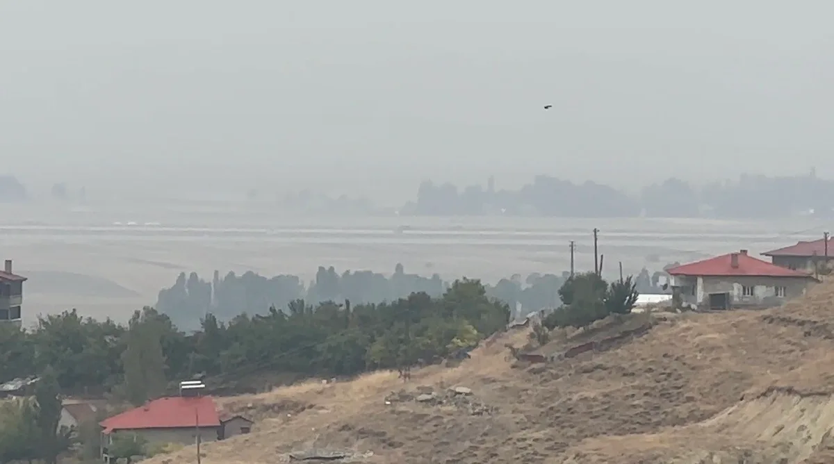 Hakkari Yüksekova'da etkili olan yoğun sis görüş mesafesini düşürdü