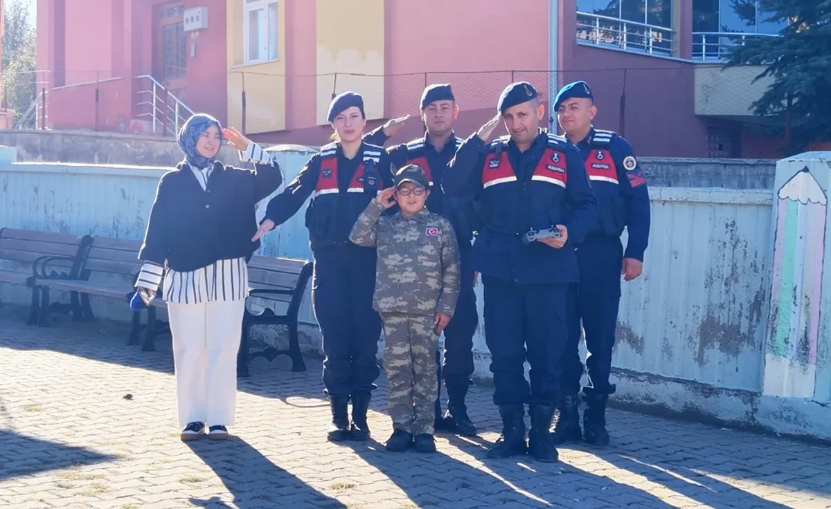 Jandarma, 9 yaşındaki Alparslan'ın devriye ve dron hayalini gerçekleştirdi