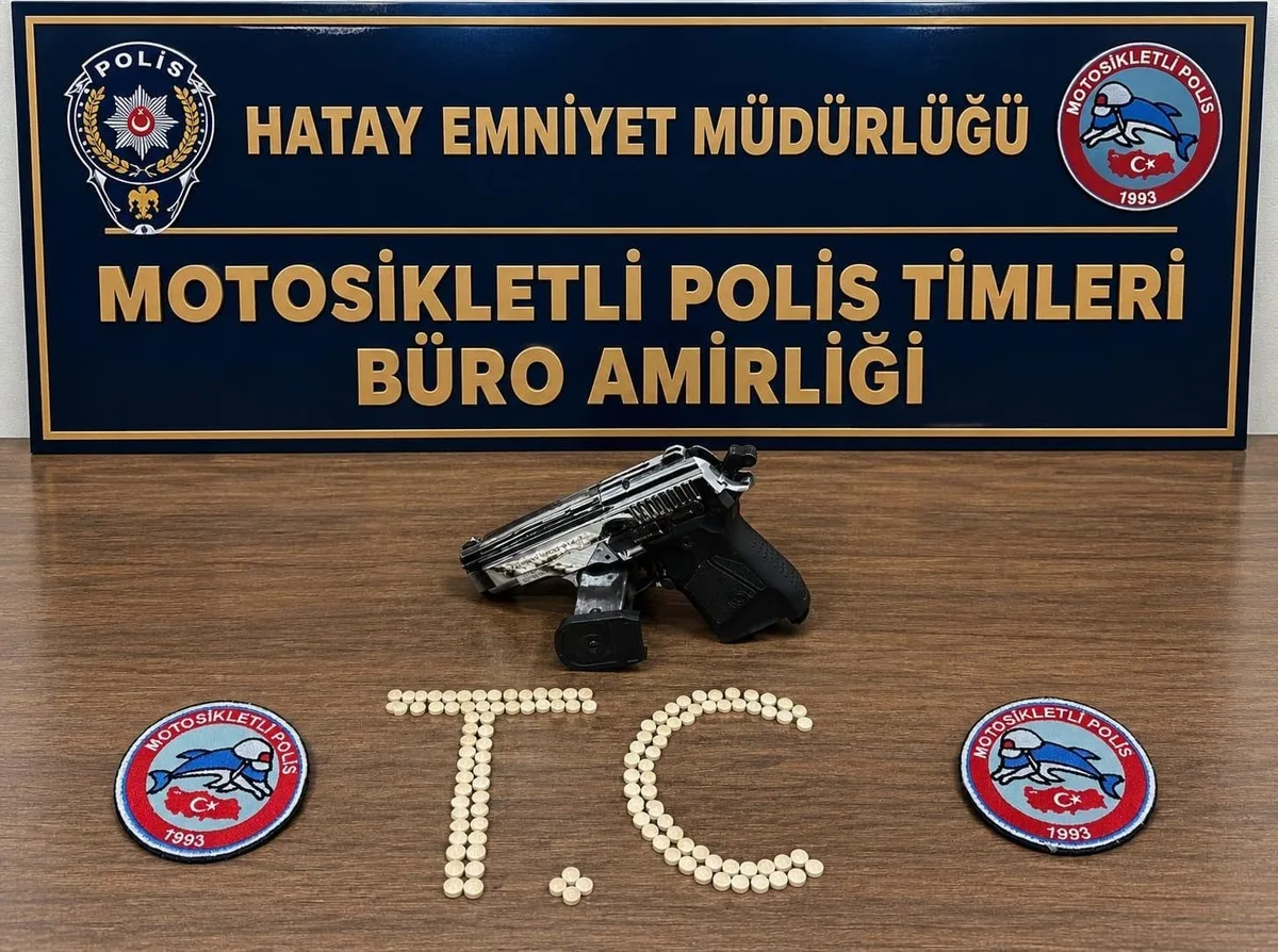 Hatay Antakya'da polis aramasında 119 Captagon hap ile kurusıkı tabanca bulundu