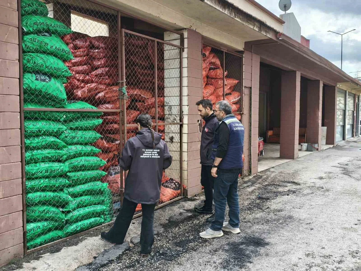 Bayburt'ta katı yakıt satan işyerlerine hava kalitesi denetimi sürüyor