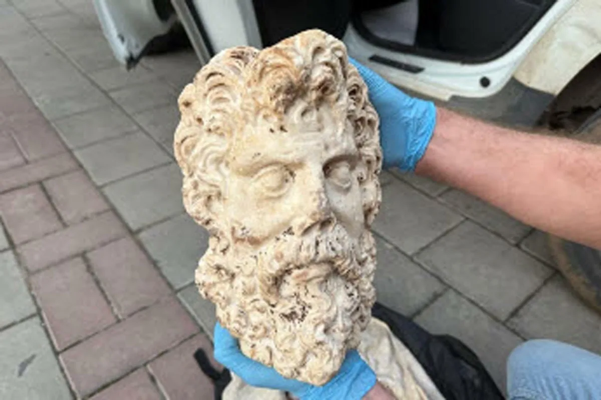 İzmir Konak'ta yaklaşık 2 bin yıllık Zeus başı bulundu, 3 şüpheli gözaltına alındı