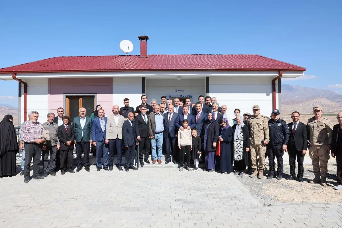 Erzincan Kemah'ta kaya düşmesi riski nedeniyle AFAD konutları ailelere teslim edildi