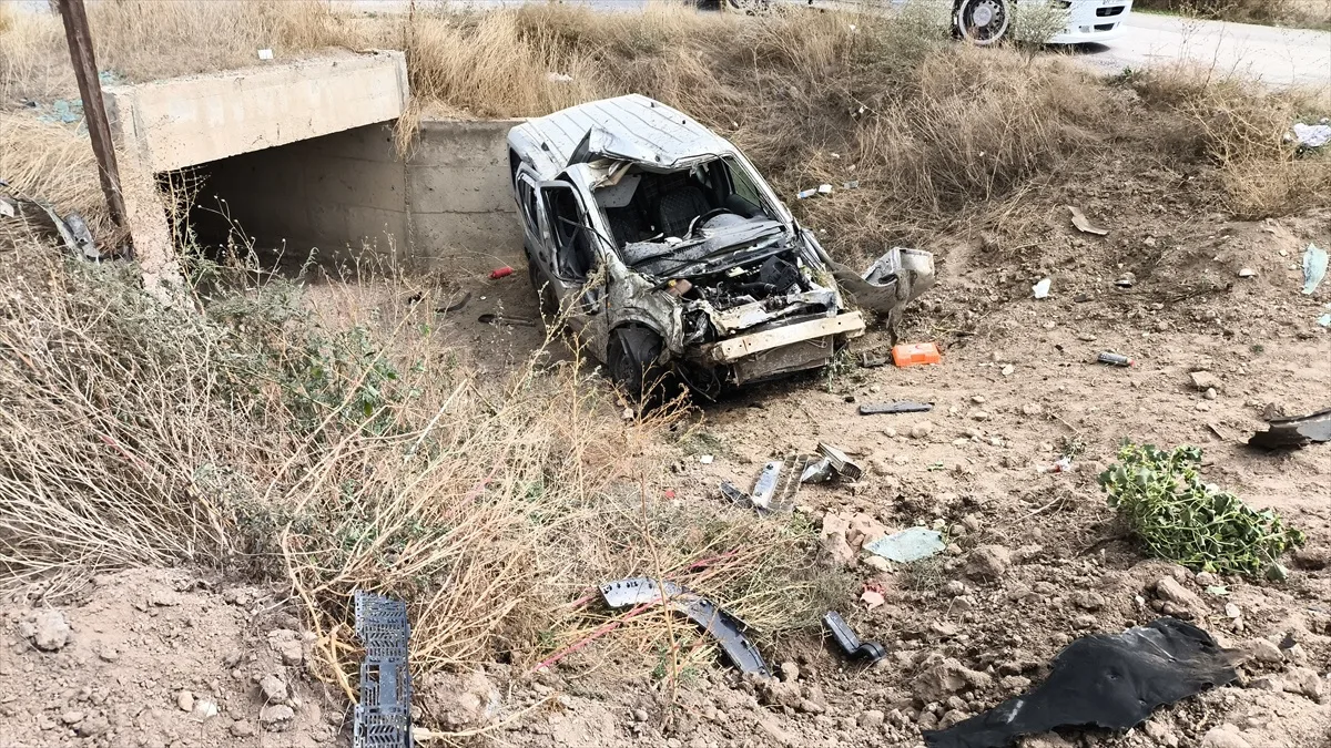 Kayseri Yahyalı'da hafif ticari araç dereye devrildi, sürücü yaralandı