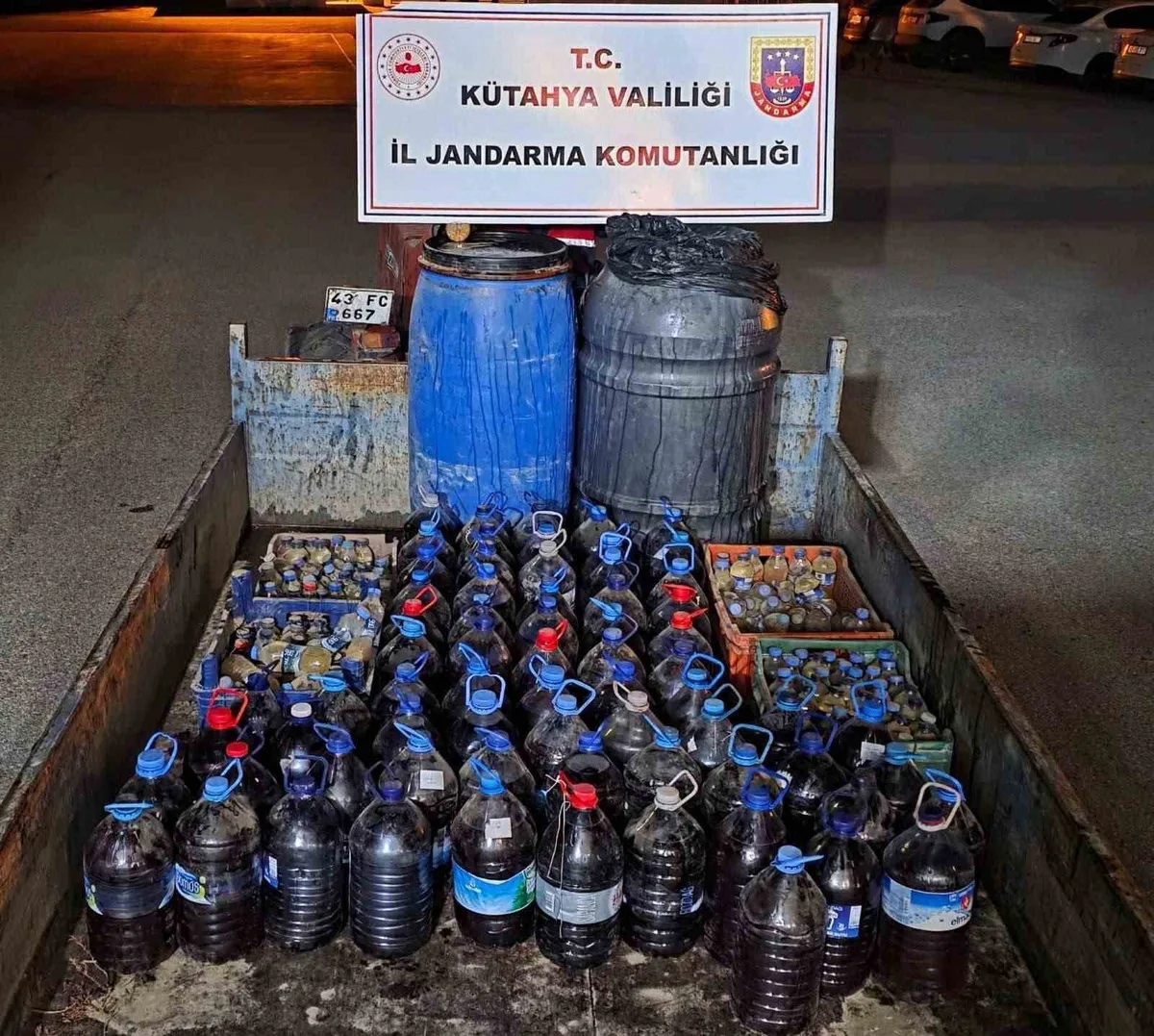 Kütahya Şaphane'de jandarma operasyonunda 960 litre kaçak şarap ele geçirildi