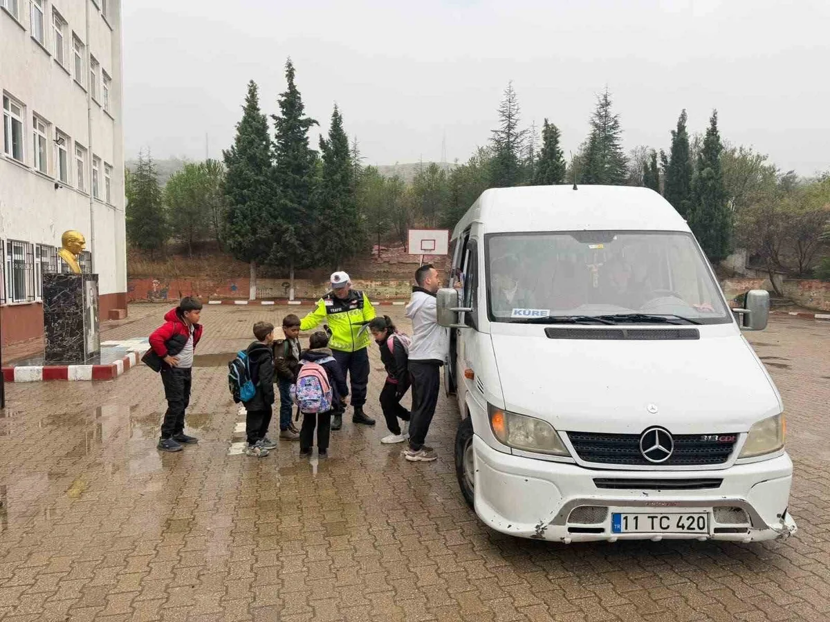 Bilecik'te okul çevresi denetiminde 306 araç sürücüsü ve bin 63 kişi sorgulandı