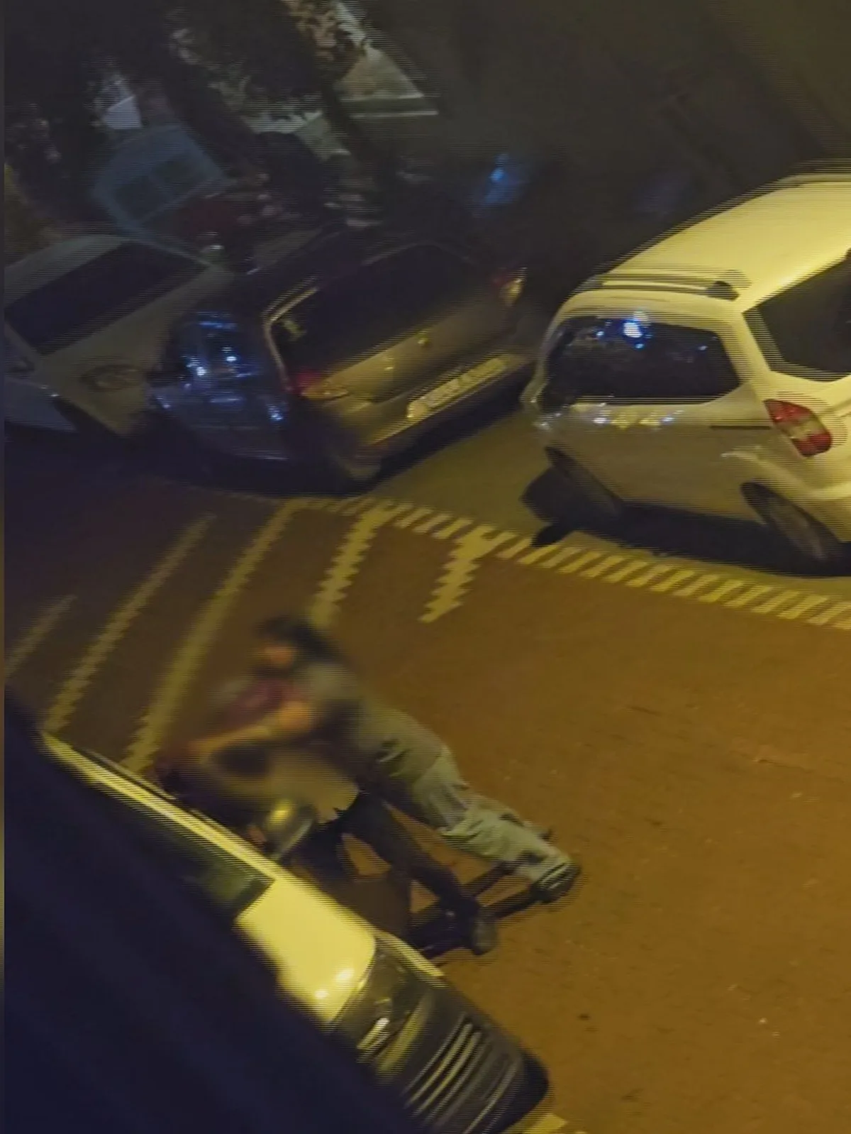 Esenyurt'ta kadın tartıştığı erkeğe taş attı, park halindeki aracın camı hasar gördü