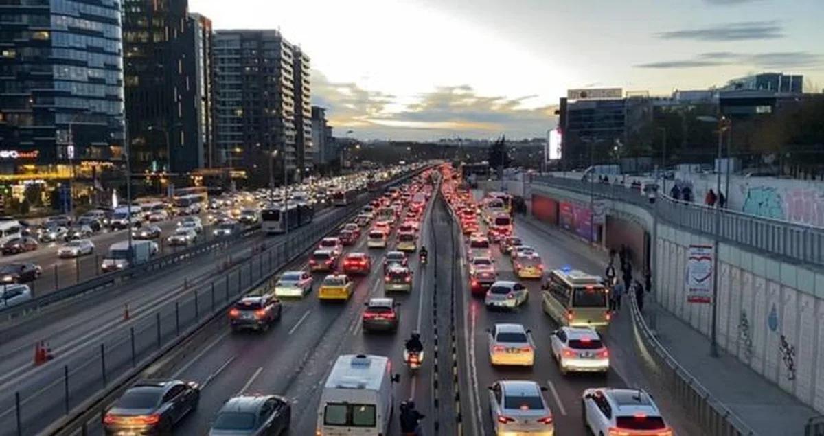 İstanbul'da trafik var mı? SON DAKİKA! 19 Ekim hangi ilçelerde trafik var, hangi yollar kapalı?