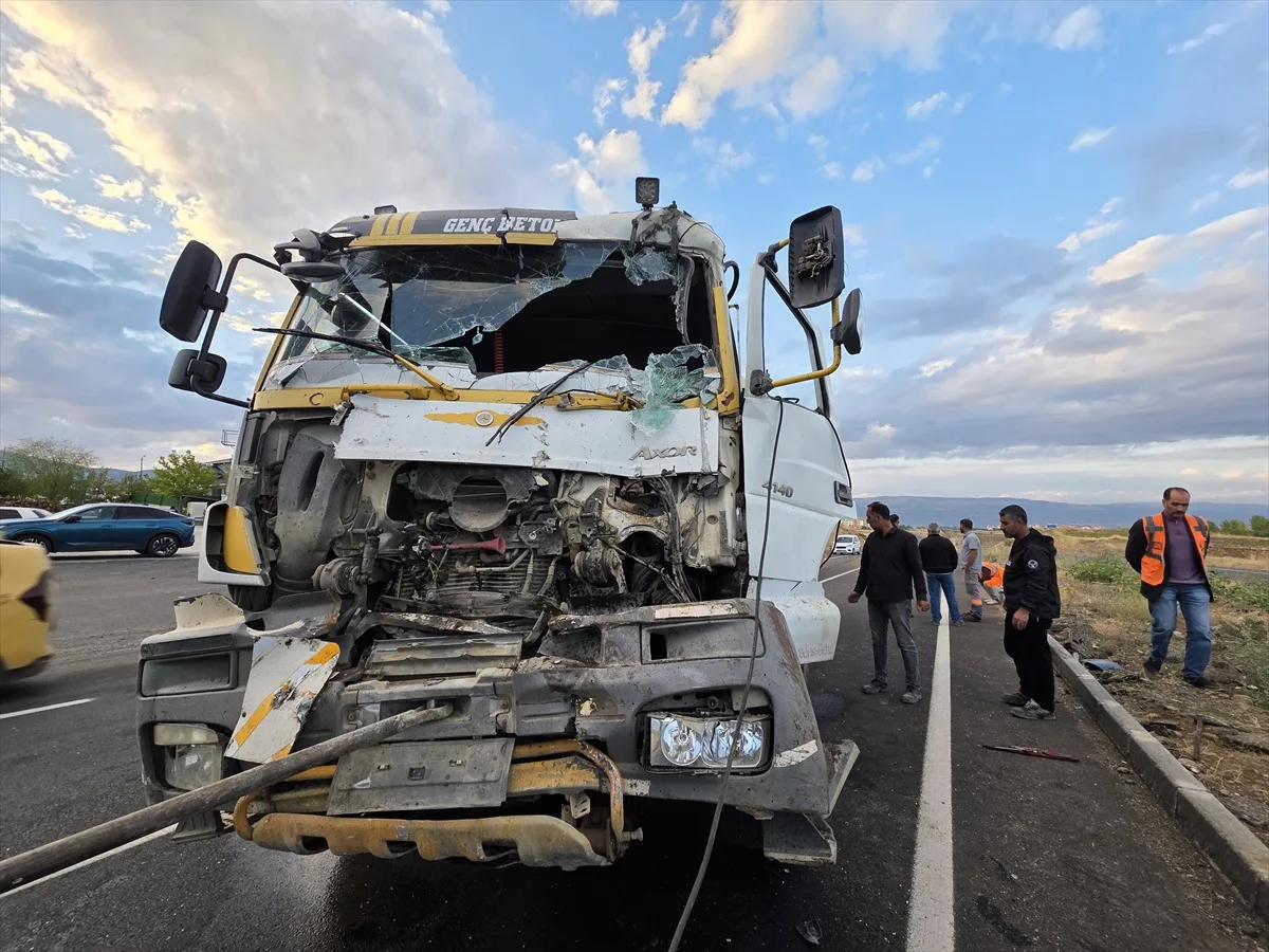 Bingöl-Diyarbakır yolunda beton mikseri ile sondaj aracı çarpıştı, 2 kişi yaralandı