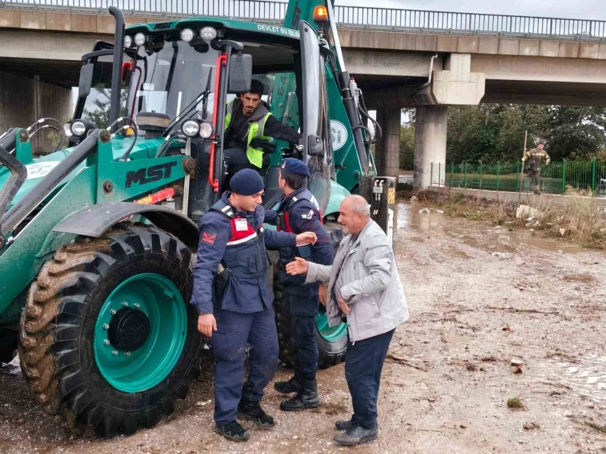 Jandarma, Bursa'da taşkında mahsur kalan 63 yaşındaki vatandaşı iş makinesiyle kurtardı