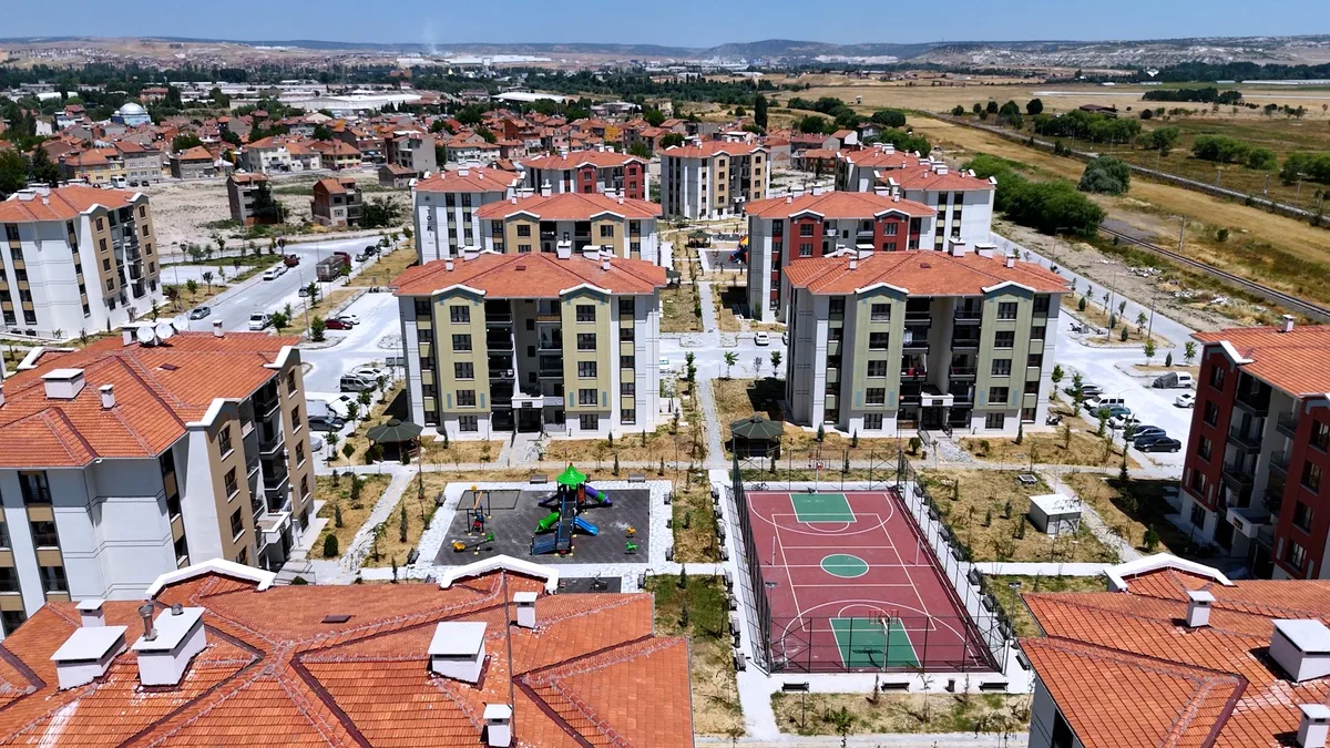 Bakan Kurum, Kütahya Pazarlar'daki 245 konut ve 58 iş yerinin görüntülerini paylaştı