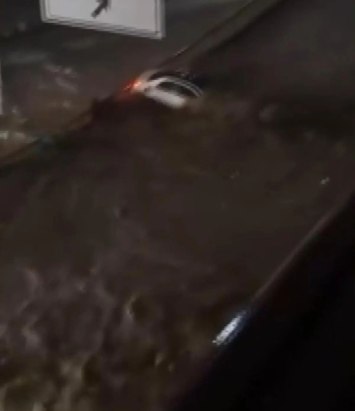 Sarıyer'de sel Ayazağa Cendere Caddesi'nde otomobili sürükledi, araç bariyerde durdu