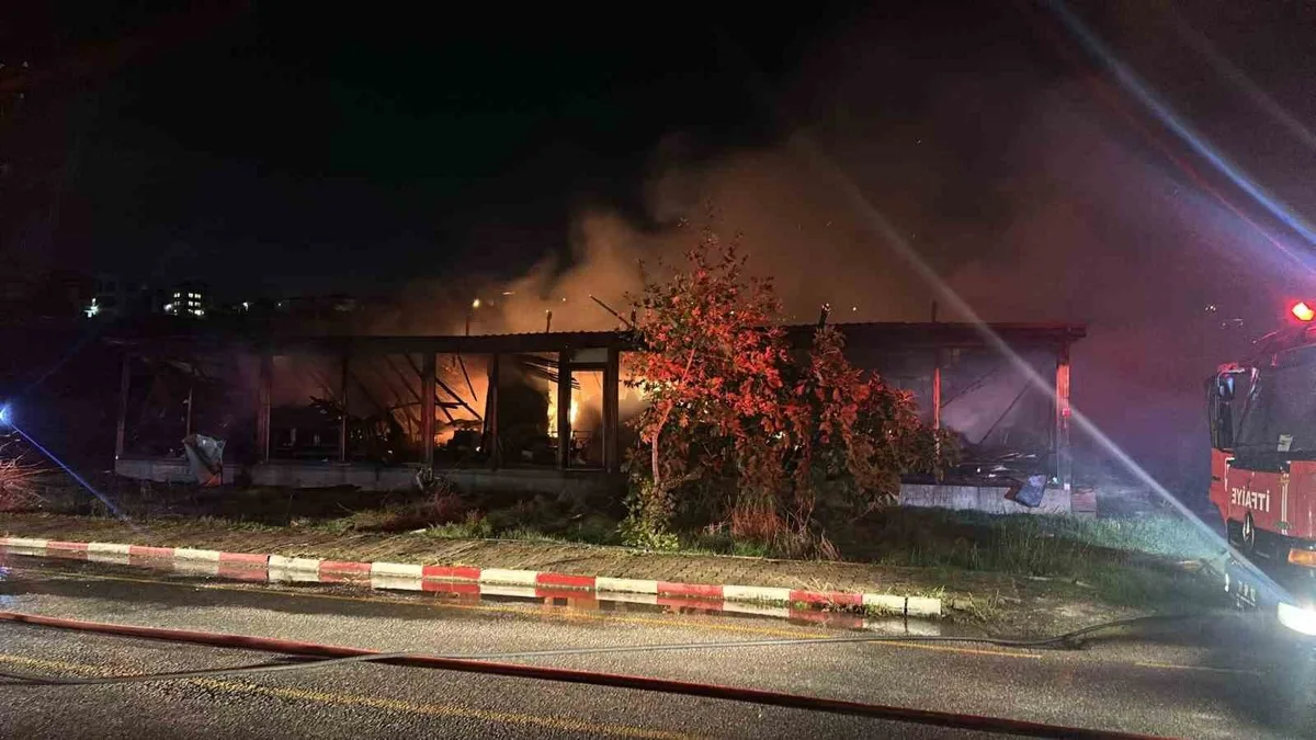 Yalova Kadıköy'de mobilya imalathanesi yangını kontrol altına alındı