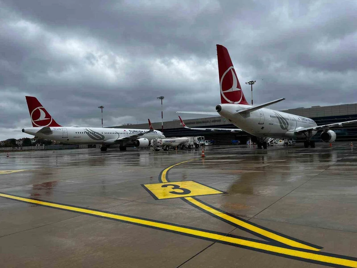 İstanbul'daki olumsuz hava nedeniyle yolcu uçakları Çanakkale'ye güvenli iniş yaptı