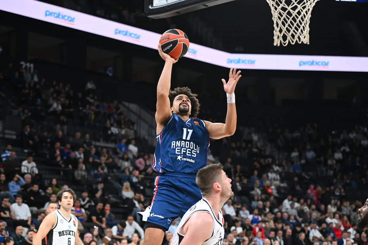 Anadolu Efes, EuroLeague derbisinde Beşiktaş'ı 89-80 mağlup etti