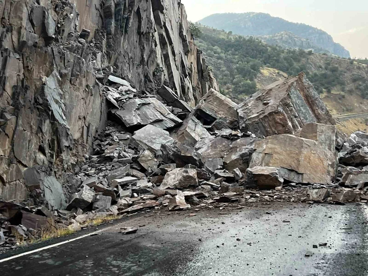 Şırnak Beytüşşebap'ta aşırı yağış sonrası dev kayalar karayolunu kapattı