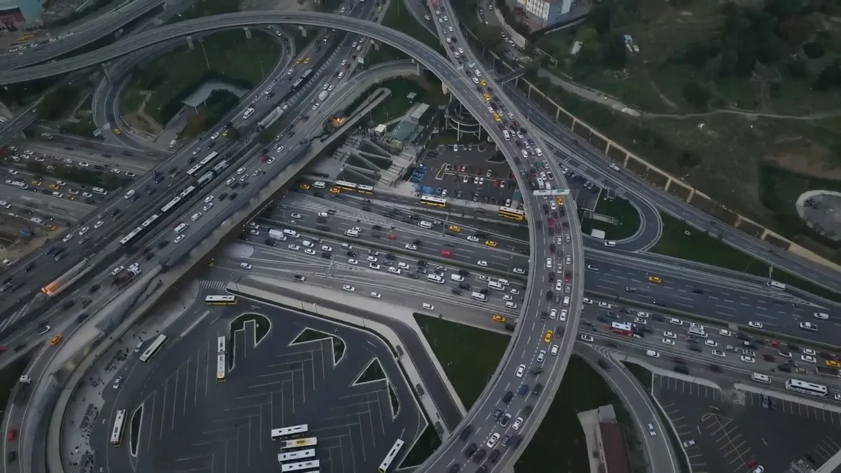 İstanbul'da iki maç öncesi trafik yoğunluğu saat 18.15'te yüzde 72'ye ulaştı