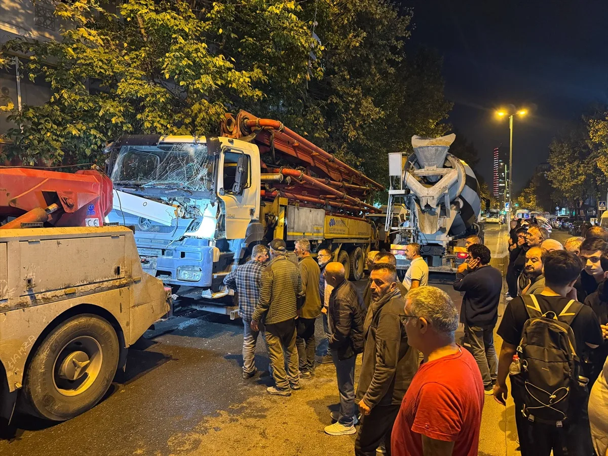 Avcılar'da geriye kayan beton pompa kamyonu 7 araçta hasara neden oldu