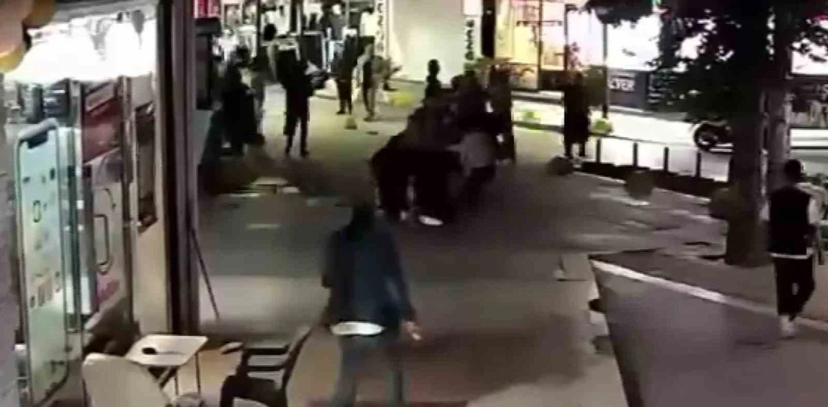 Gölcük'te cadde ortasında dehşet! Kalabalık grup kadın ve kızını darbetti, o anlar kamerada