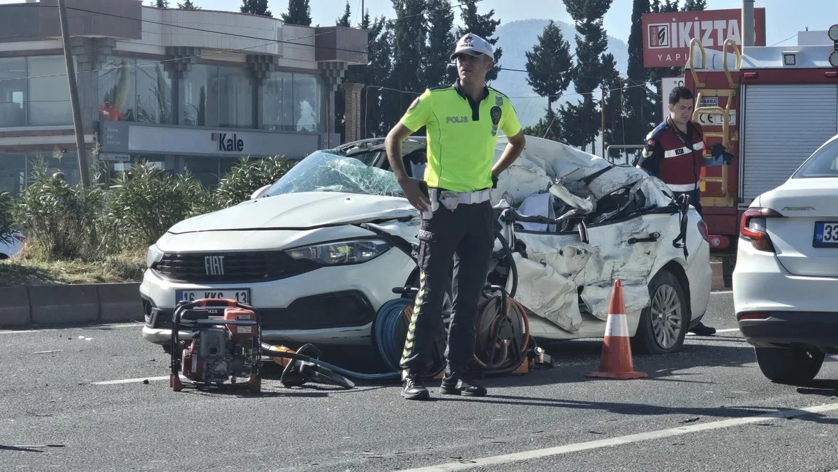 Muğla Milas'ta kamyonetle çarpışan otomobil sürücüsü öldü, 1'i ağır 2 kişi yaralandı