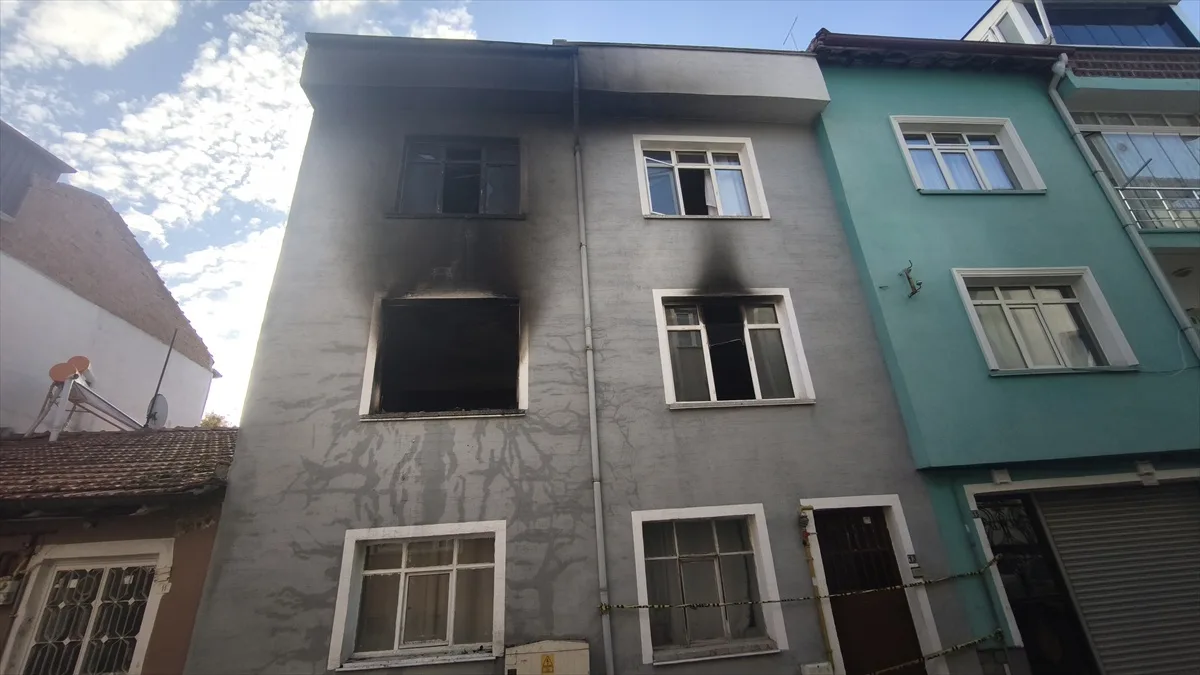 Kütahya Bahçelievler'de apartman yangınında dumandan etkilenen kişi hastanede öldü