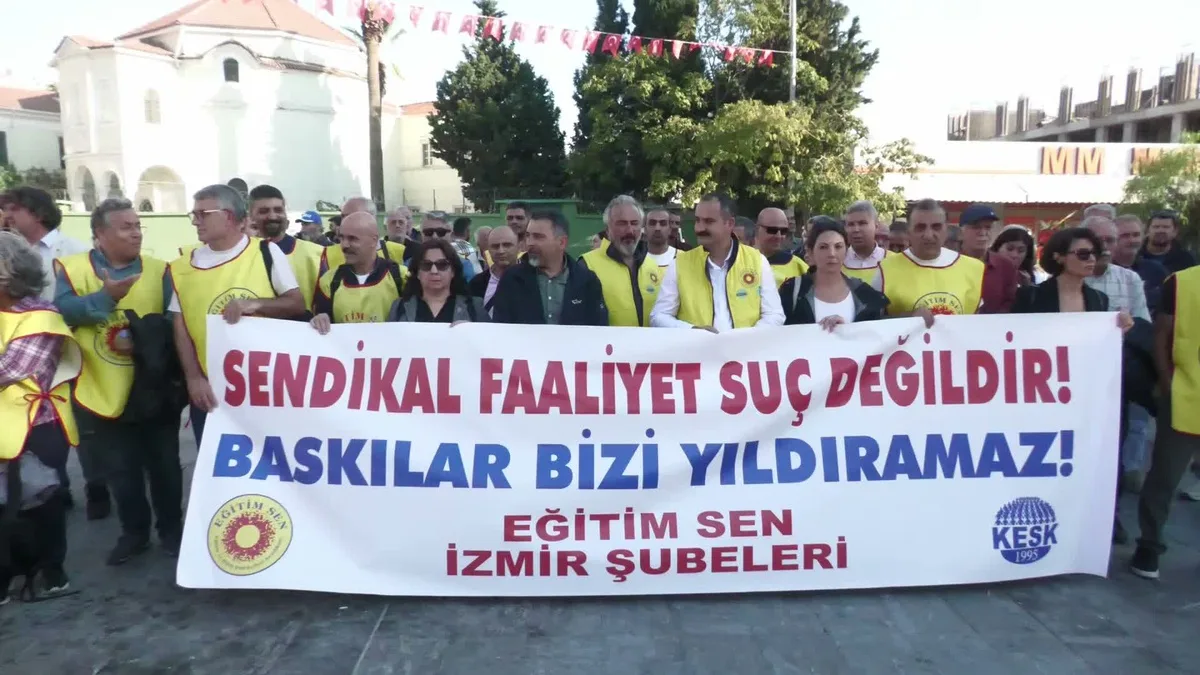 Eğitim Sen İzmir, gözaltına alınan müdür yardımcısı ve iki üyeyi protesto etti