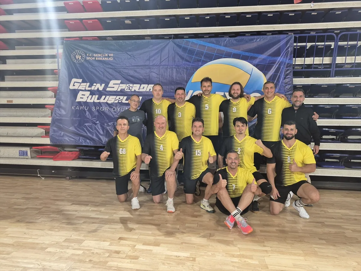 İzmir Valiliği erkek voleybol takımı Kamu Spor Oyunları'nda 3-0 kazanıp şampiyon oldu