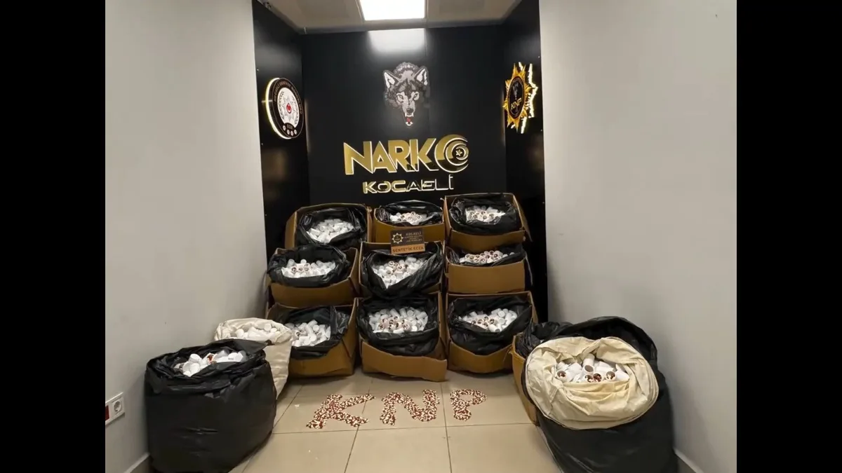 Kocaeli İzmit'te minibüste 338 bin sentetik ecza bulundu, 3 kişi gözaltına alındı