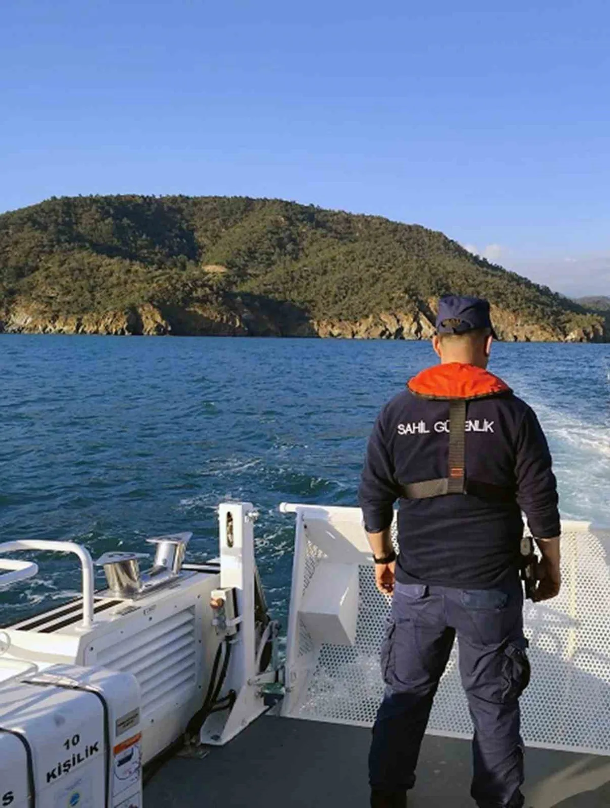 Fethiye Göcek'te Sahil Güvenlik operasyonunda 35 düzensiz göçmen yakalandı