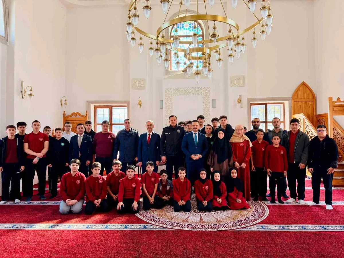 Bilecik Gölpazarı'nda Kaymakam Titiz, Cami ve Gençlik Buluşması'nda gençleri dinledi