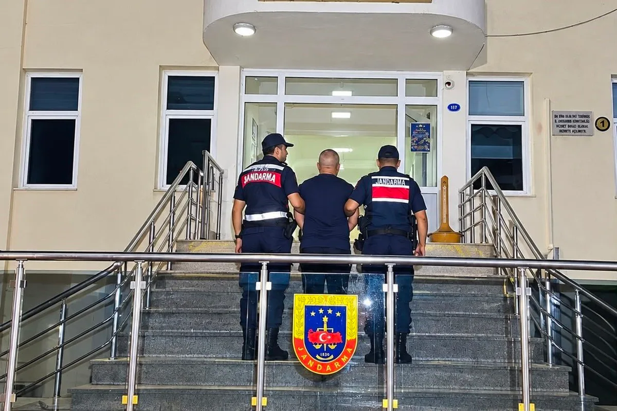 İzmir Dikili'de 11 ayrı suçtan 27 yıl 7 ay hapis cezası olan şahıs yakalandı