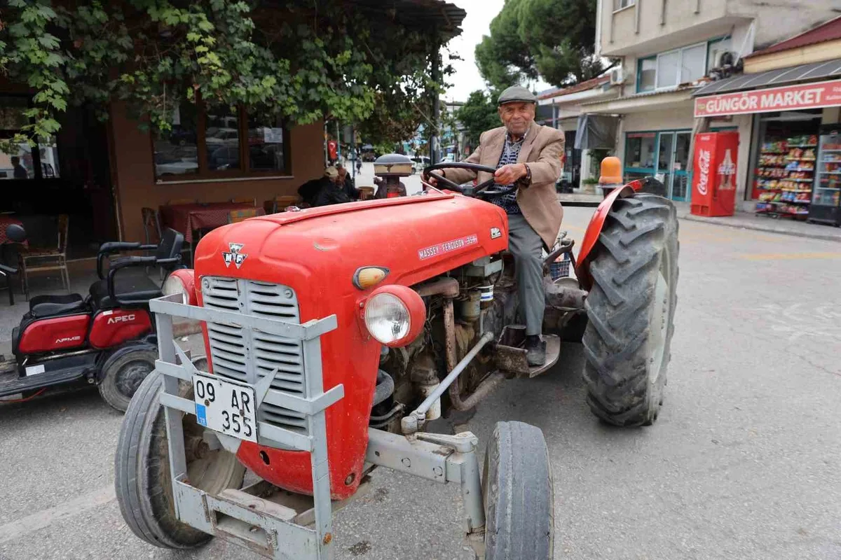 Aydın Efeler'de 1938 doğumlu Ali Avşar, 69 yıllık traktörle üretiyor