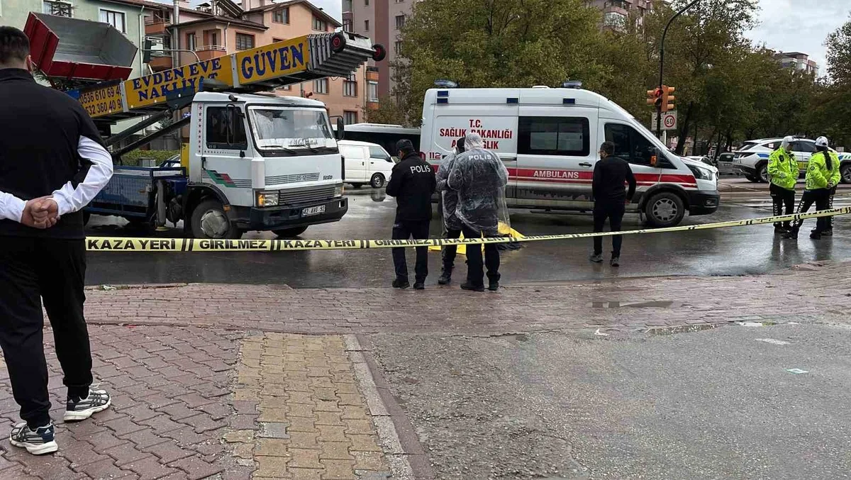 Konya Meram'da taşıma asansörü kamyonu yaşlı kadına çarptı, kadın hayatını kaybetti