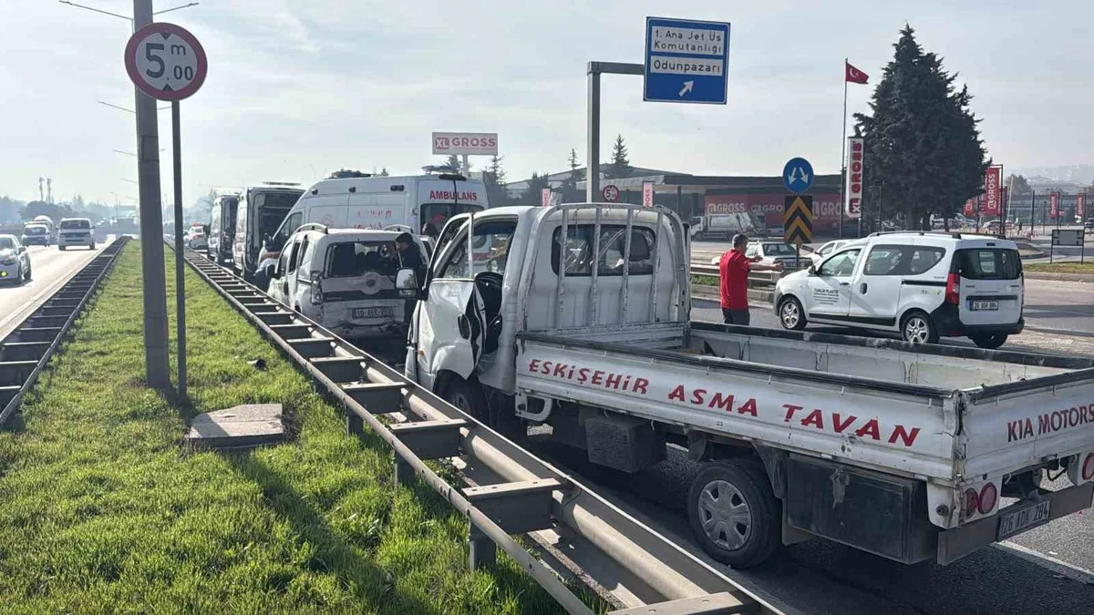 Eskişehir çevreyolunda pikap ticari araca arkadan çarptı, 4'ü çocuk 7 kişi yaralandı