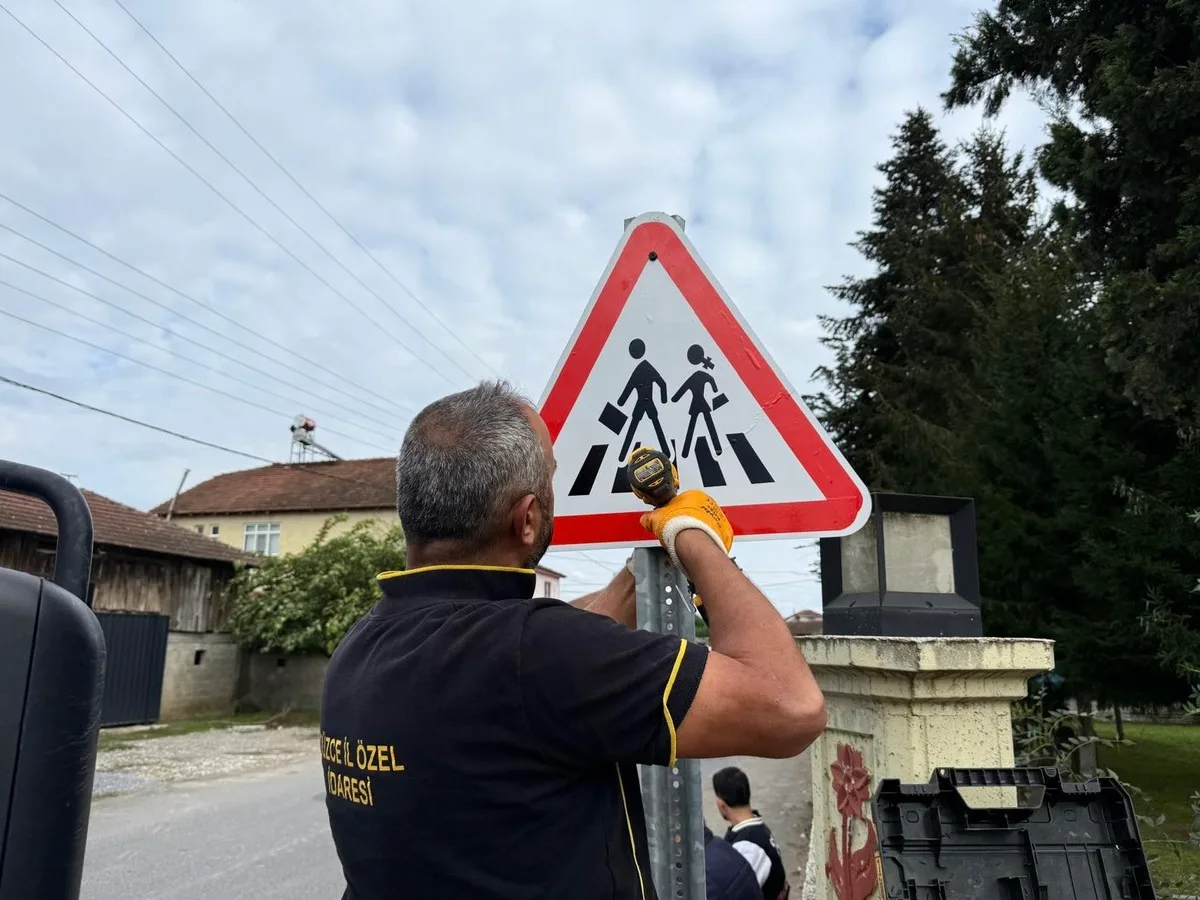 Düzce İl Özel İdaresi köy yollarında trafik levhası çalışmalarını tamamladı