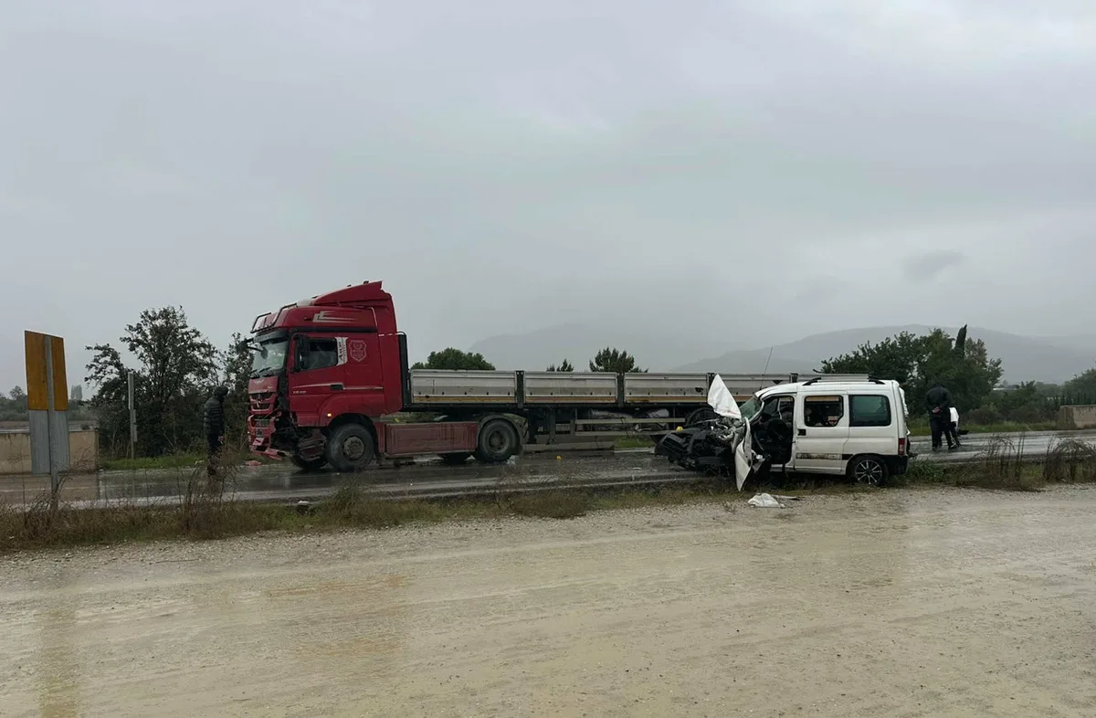 İzmir Ödemiş'te hafif ticari araç TIR'la çarpıştı, 1 kişi öldü, 1 kişi ağır yaralandı
