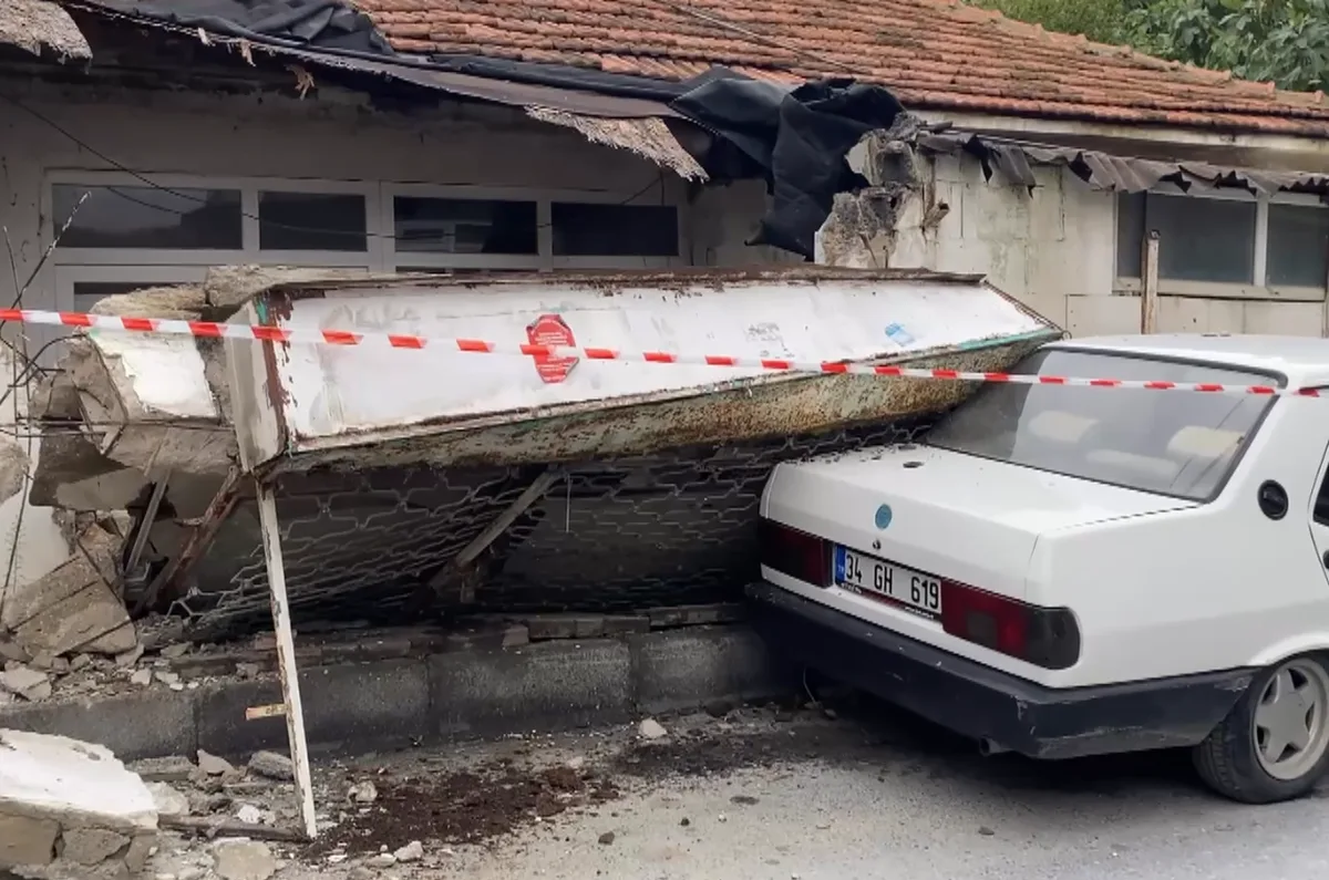 Küçükçekmece'de fırtına sonrası evin duvarı otomobilin üzerine devrildi, yaralı yok