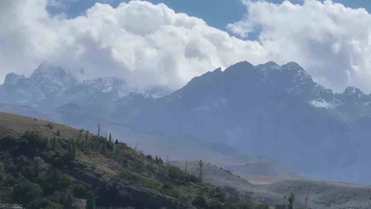 Niğde Çamardı'da Aladağlar'ın yüksek kesimleri mevsimin ilk karıyla beyaza büründü