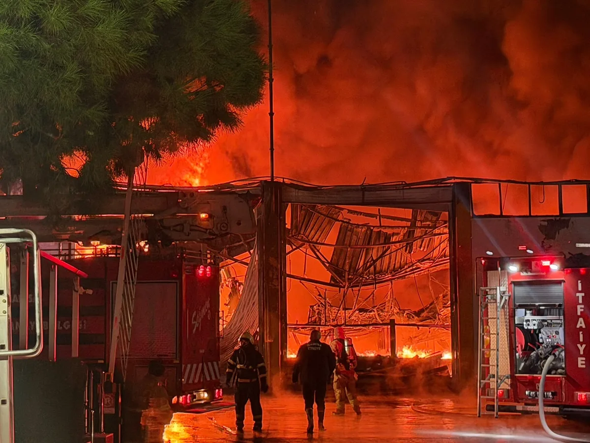 Manisa OSB'de akü fabrikasında büyük yangın! Bölgeye çok sayıda itfaiye ekibi sevk edildi