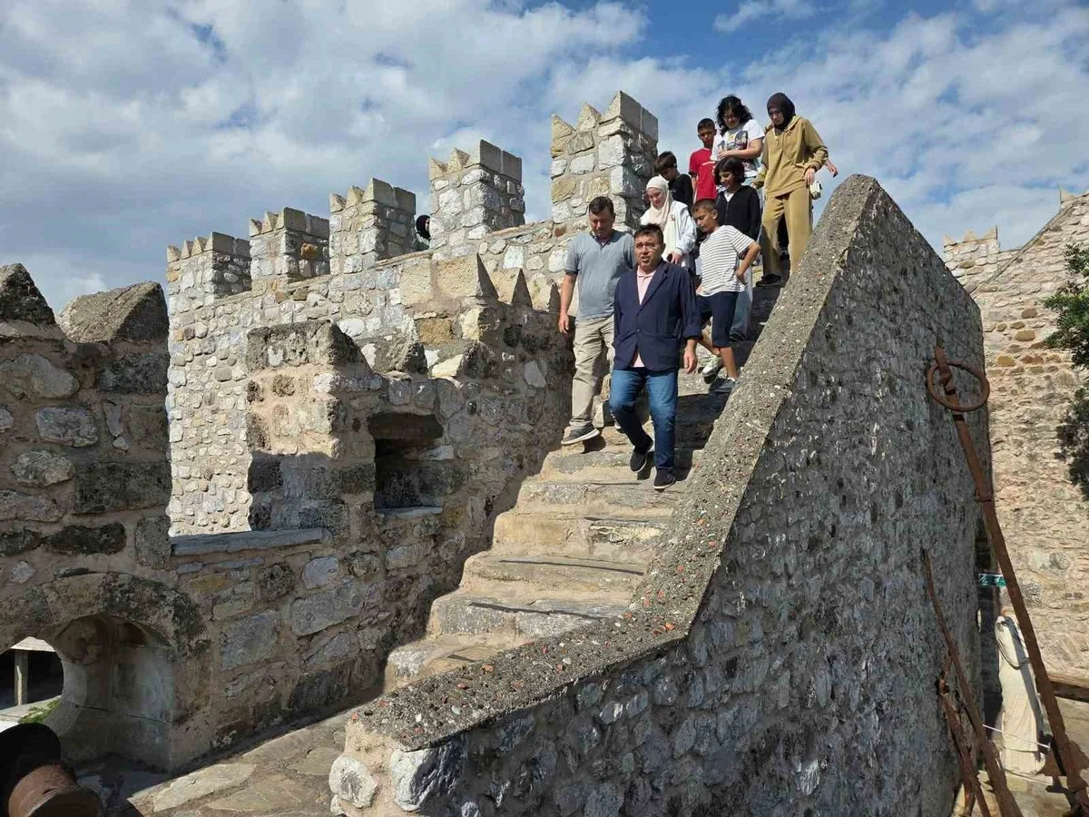 Alanya Demirtaş Anadolu İHL öğrencileri Marmaris Kalesi'ni Kaymakam Kaya'yla gezdi