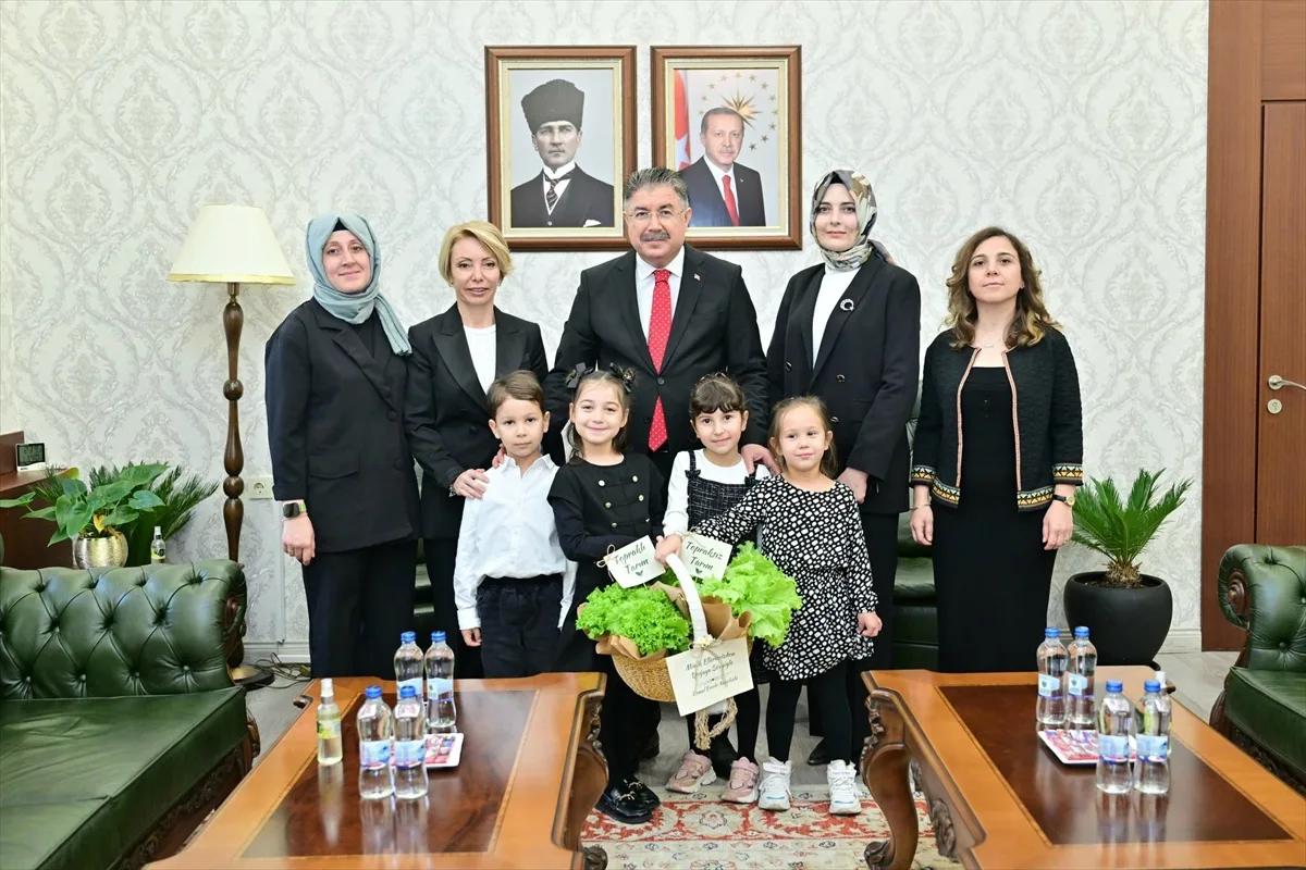 Eskişehir Valisi Yılmaz anaokulu öğrencilerinden iklim projelerini dinledi