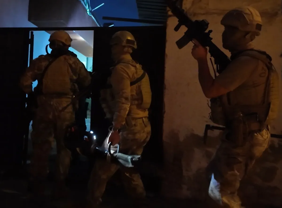 Mersin'de yasadışı bahis operasyonunda 33 şüpheliden 26'sı tutuklandı.