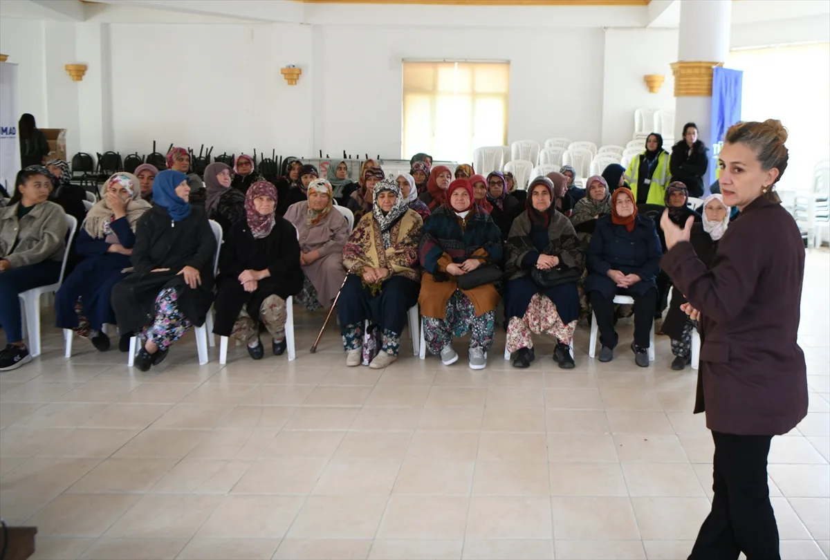 TÜMAD, Lapseki Şahinli'de kadın çiftçilere akıllı ve güvenli tarım eğitimi düzenledi