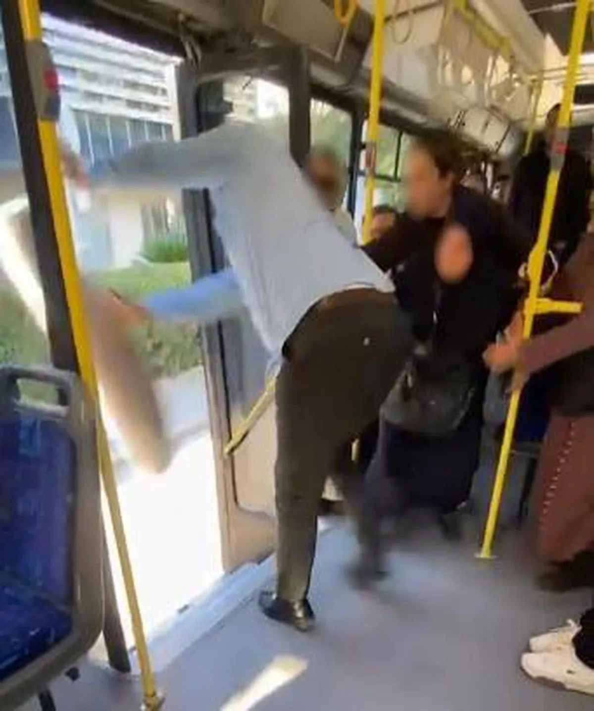 İzmir'de belediye otobüsünde 'halı' kavgası
