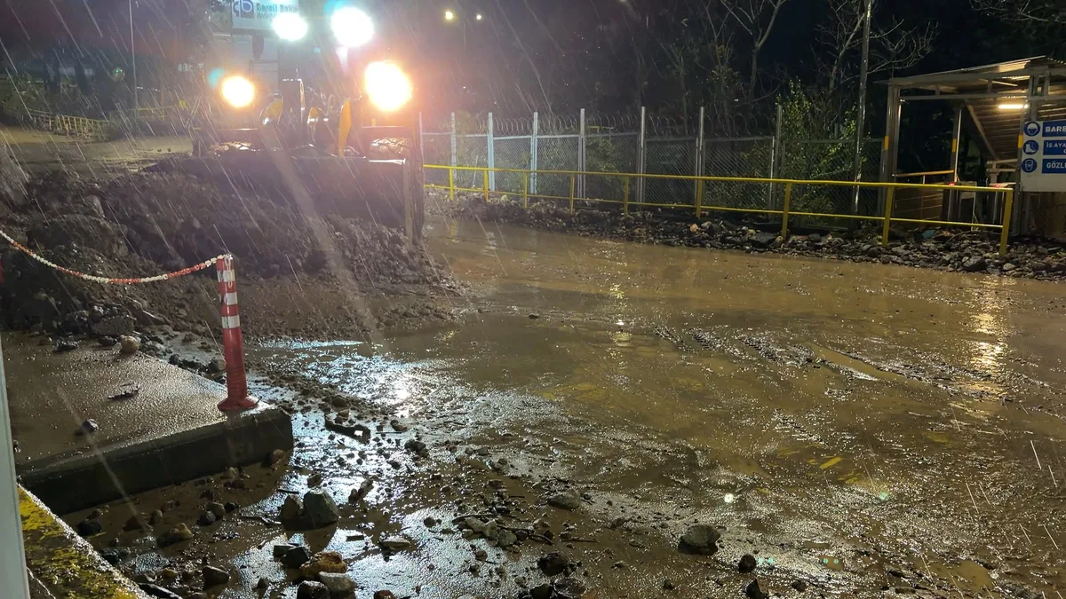 Rize Çayeli Madenli'de taşkın 3 mahallenin yolunu ulaşıma kapattı