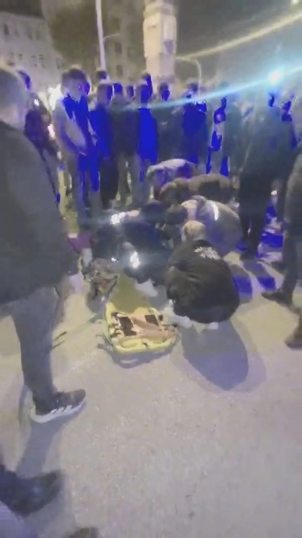 Elazığ Kovancılar'da yolun karşısına geçerken kamyonun çarptığı genç ağır yaralandı