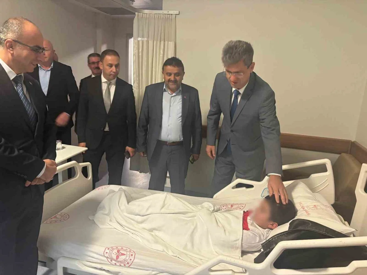 Görele'de öğrenci servisi ile otomobil çarpıştı, servisteki 5 öğrenci hafif yaralandı